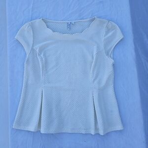 ELLE White Peplum Top with a scalloped neckline and beautiful texture size XL